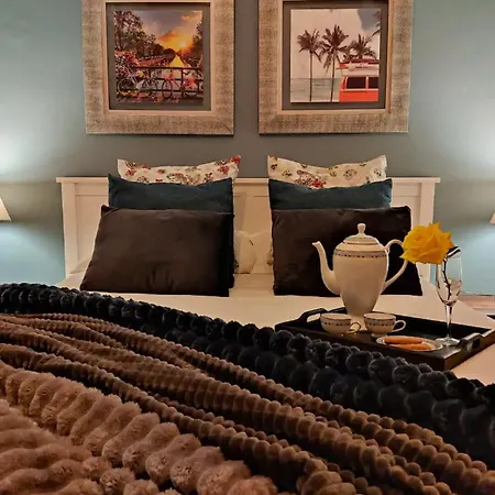 Villa Spacious In With Private Pool, Mountain View