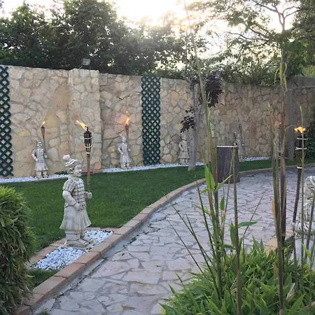 Spacious In With Private Pool, Mountain View